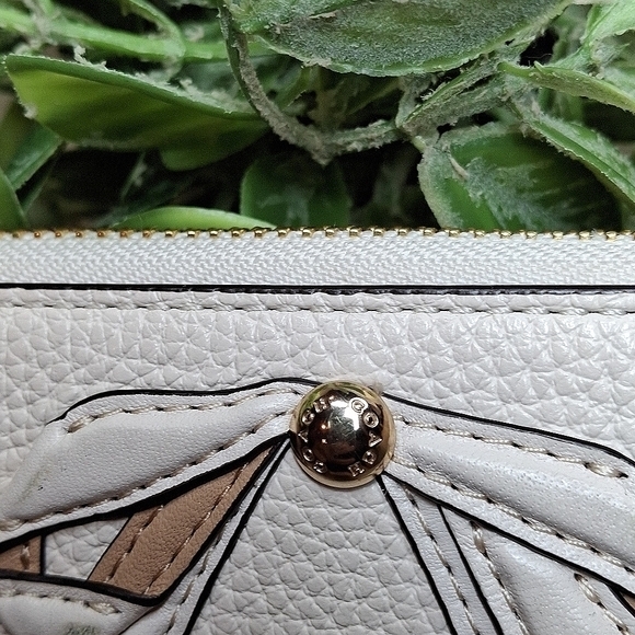 Coach Bow Accordian Leather Zippy Wallet in Chalk off white - Picture 3 of 16